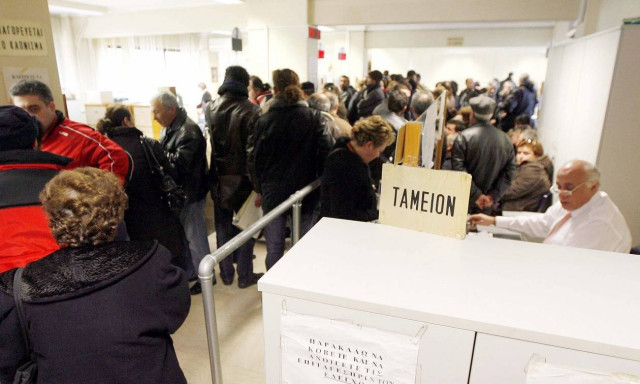 Λαιμητόμος  το ασφαλιστικό: Αναπόφευκτες οι περικοπές στις συντάξεις