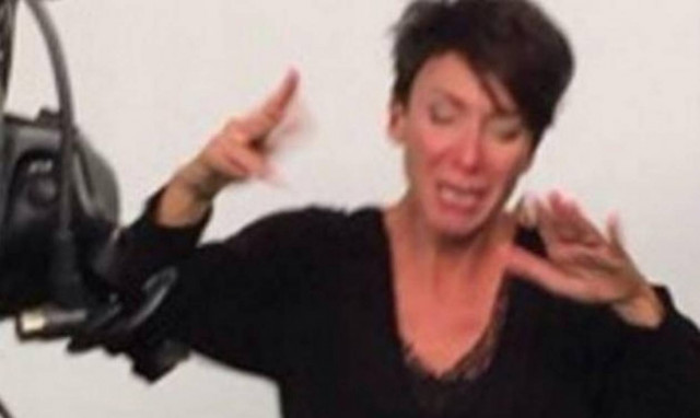 Συγκλονιστικό: Ξέσπασε σε λυγμούς την ώρα του νοηματικού δελτίου (video+photo)