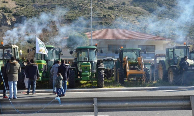 Ανοίγουν τα «μπλόκα» των αγροτών σε Τέμπη και τελωνείο Δοϊράνης