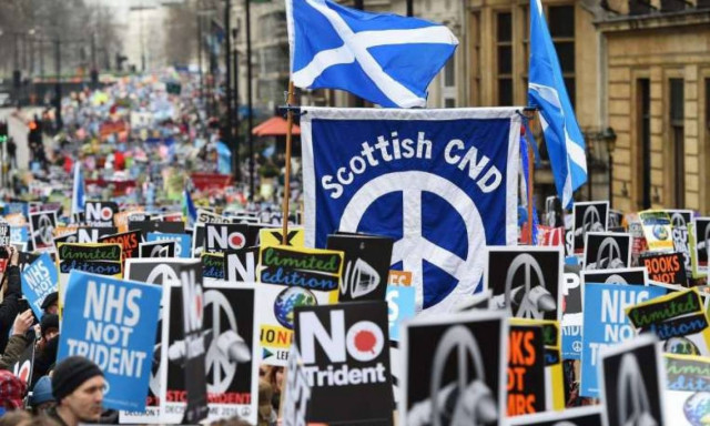 Λονδίνο: Μεγαλειώδης διαδήλωση κατά των πυρηνικών εξοπλισμών