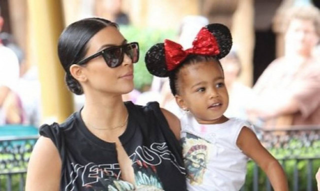 H North West βιάζεται να μεγαλώσει: Δείτε την αξιολάτρευτη φωτογραφία της