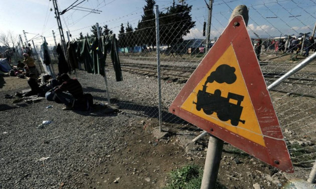 Οι άνθρωποι πίσω από τον φράχτη