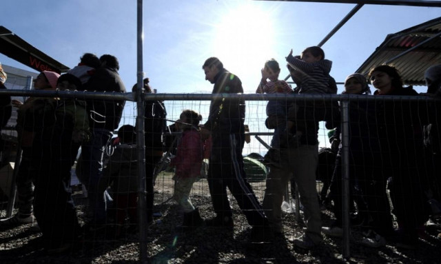 Έτσι φορτίζουν τα κινητά τους οι πρόσφυγες – Η φωτογραφία που κάνει το γύρο του διαδικτύου