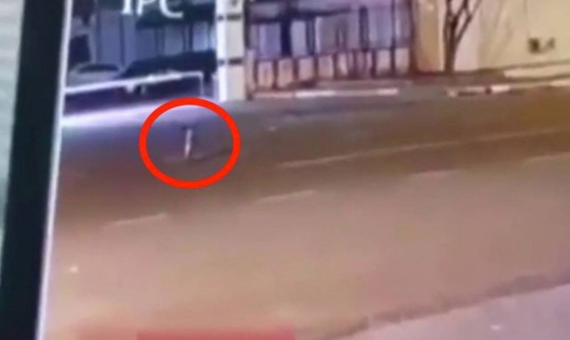 Τοσοδούλης εξωγήινος περπατά στον αέρα και προκαλεί πανικό! (video)