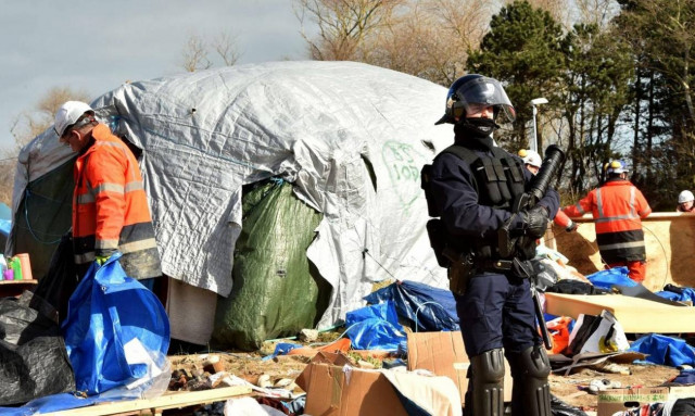 Γαλλία: Άρχισε η διάλυση της «ζούγκλας» του Καλαί (photos)