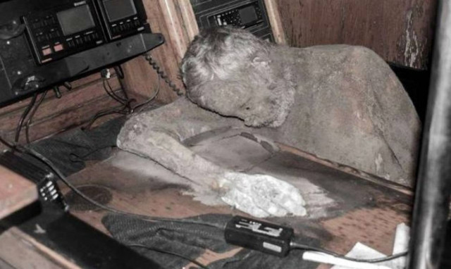 Το γιοτ του τρόμου: Περιπλανιόταν με το νεκρό καπετάνιο του «στο πηδάλιο» για χρόνια (video+photos)