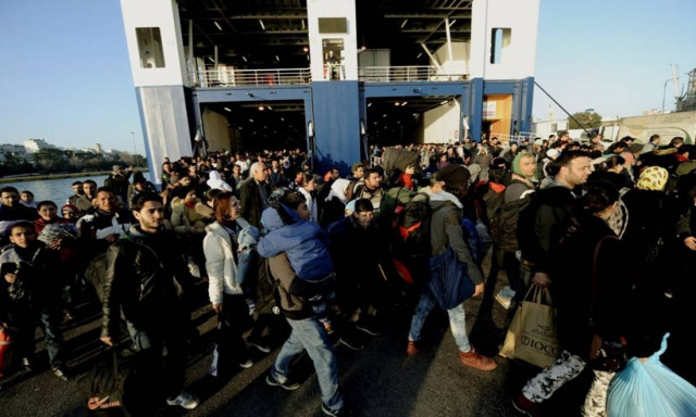 Λέσβος: Χιλιάδες πρόσφυγες και μετανάστες ετοιμάζονται για Πειραιά και Καβάλα