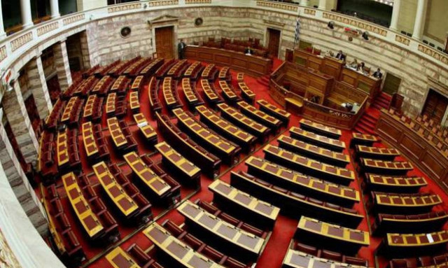 Η οικονομία καταρρέει αλλά οι πολλαπλές συντάξεις βουλευτών μένουν αλώβητες!