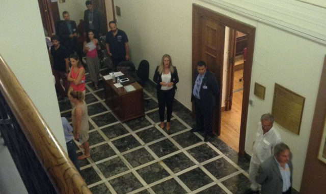 Πανικός στη Βουλή: Λιποθύμησε βουλευτής