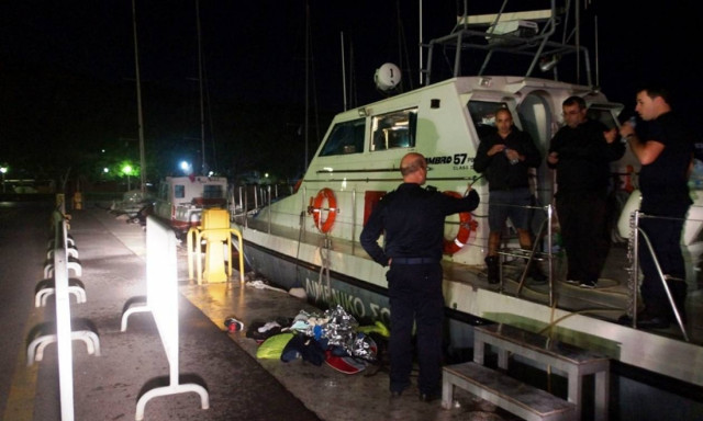 Συγκλονιστικές μαρτυρίες λιμενικών: Γυναίκες μάς πετούσαν τα μωρά τους πάνω στο σκάφος...