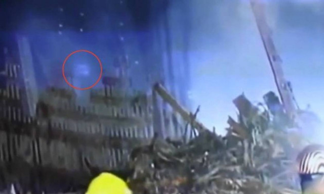 Ανατριχιαστικό ντοκουμέντο: Φάντασμα «αναδύεται» από τα συντρίμμια των «Δίδυμων Πύργων»! (video)