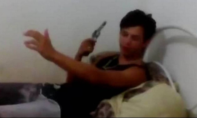 Βίντεο - σοκ: Έπαιζε με όπλο και πυροβόλησε τον εαυτό του στο κεφάλι!