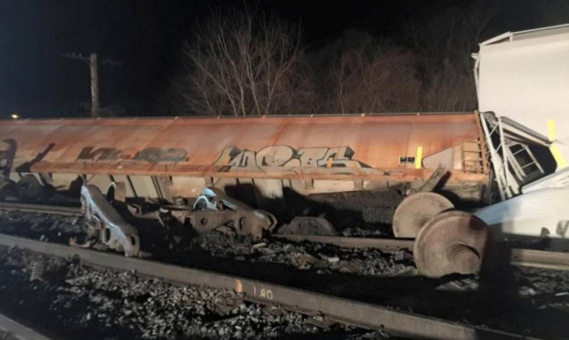 Εκτροχιάστηκε τρένο στις ΗΠΑ – Δεκάδες σπίτια εκκενώθηκαν λόγω τοξικής μόλυνσης  (vid)