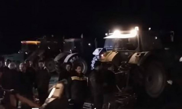 Πέλλα: Οργισμένοι κάτοικοι αποδοκιμάζουν τον δήμαρχο για τη δημιουργία προσφυγικού καταυλισμού