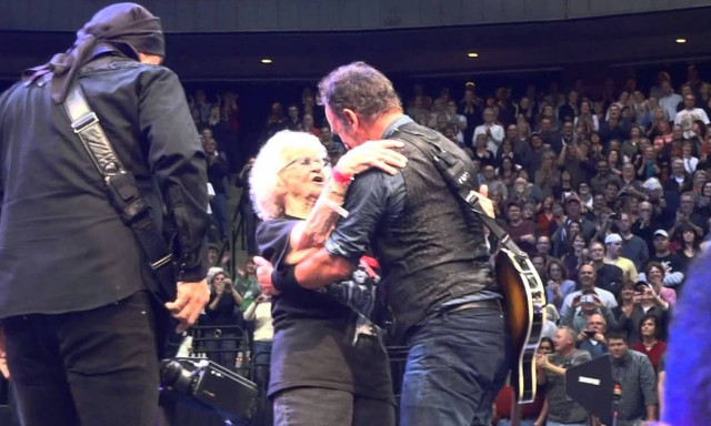 Η... μεγαλύτερη θαυμάστρια του Μπρους Σπρίνγκστιν επί σκηνής (pic+vid)