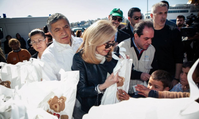 Προσφυγικό: Η Μαριάννα Βαρδινογιάννη και το «WE CARE» στο λιμάνι του Πειραιά