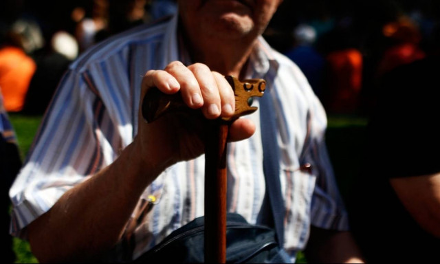 Μοιράζουν «ψίχουλα» στους συνταξιούχους του ΟΑΕΕ - Στον «Καιάδα» οι ασφαλισμένοι