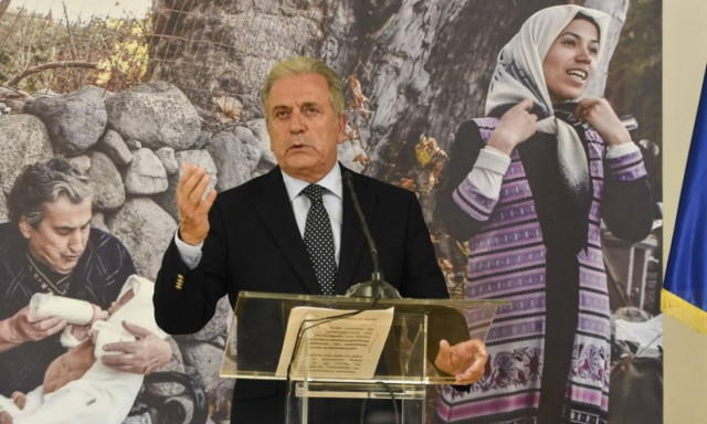 Αβραμόπουλος στην Die Welt: Προθεσμία έως τον Μάιο στην Ελλάδα για να καταγράψει τους μετανάστες