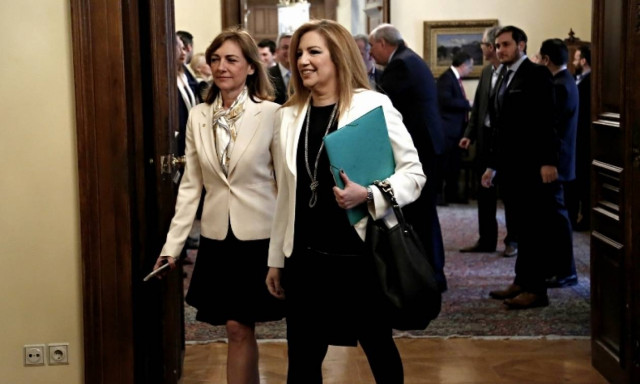 Συμβούλιο πολιτικών αρχηγών: Κυβέρνηση εθνικής ευθύνης ζητά η Γεννηματά