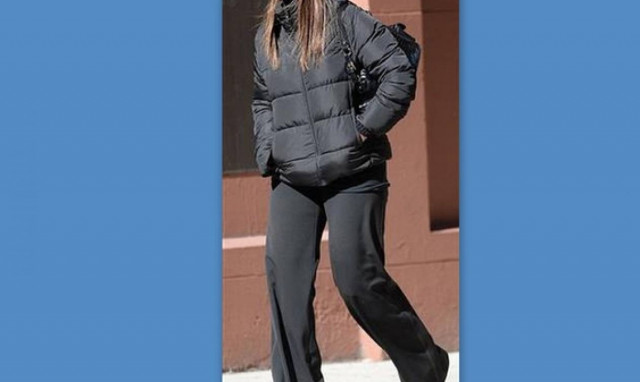 Συντετριμμένη και ντυμένη στα μαύρα δύο μήνες μετά το θάνατο του συζύγου της