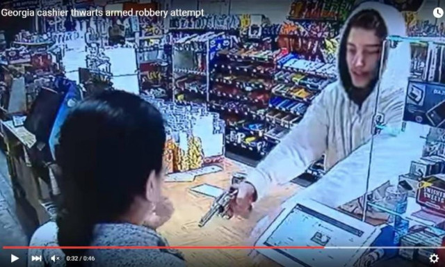 Άρπαξε το πιστόλι του ληστή μέσα από τα χέρια του - Γενναιότητα ή απερισκεψία; (vid)