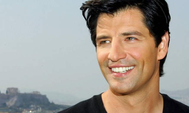 Ο Σάκης το «έριξε» στο καλαματιανό (photo)