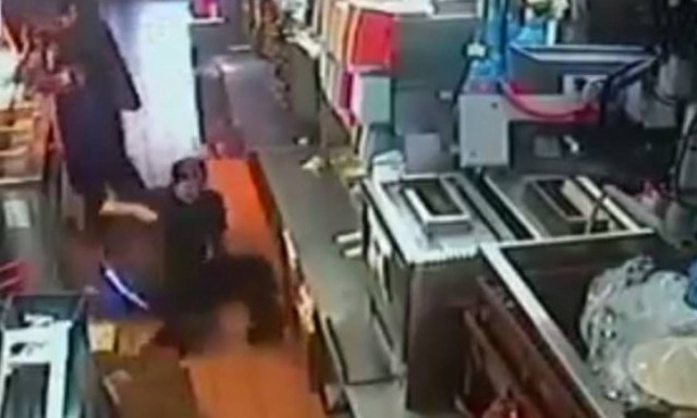 Σοκ: Γλίστρησε και έπεσε μέσα σε κουβά γεμάτο καυτό λάδι (vid)