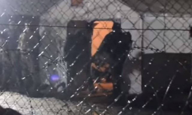 Απάνθρωπο! Σκοπιανός συνοριοφύλακας κλωτσάει πρόσφυγα (video)