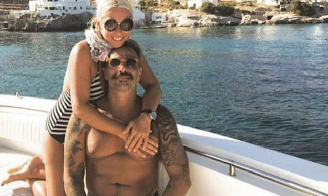 Μαρία Μπακοδήμου: Στην Αίγινα με τον σύντροφό της (φωτο)