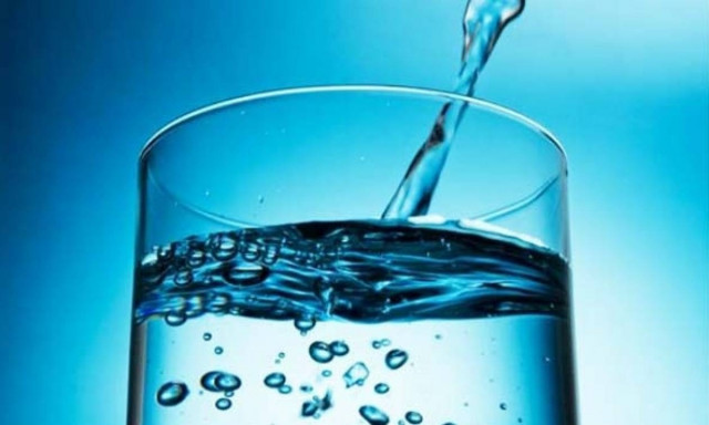 Αφήνεις ένα ποτήρι νερό στο κομοδίνο σου, το βράδυ που κοιμάσαι; Δες τι συμβαίνει