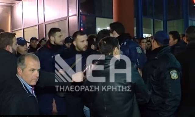 Ρέθυμνο: Αγρότες προπηλάκισαν Σταθάκη, Ξανθό και Χαρίτση (video)