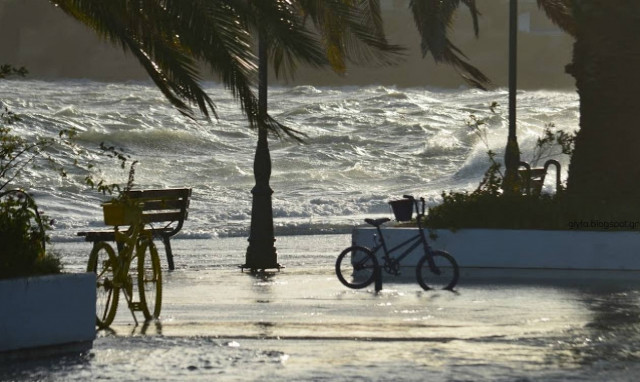 Φθιώτιδα: Ξερίζωσε δέντρα και πλημμύρισε τον παραλιακό δρόμο ο νοτιάς στην Γλύφα (pics&vid)