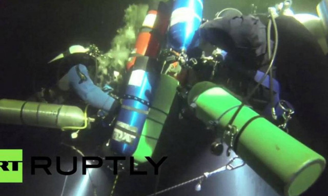 Ρωσία: Ρεκόρ κατάδυσης κάτω από τον πάγο (video)