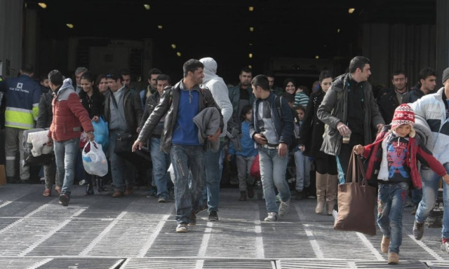 Τρία πλοία με 1.300 μετανάστες και πρόσφυγες καταφτάνουν στον Πειραιά