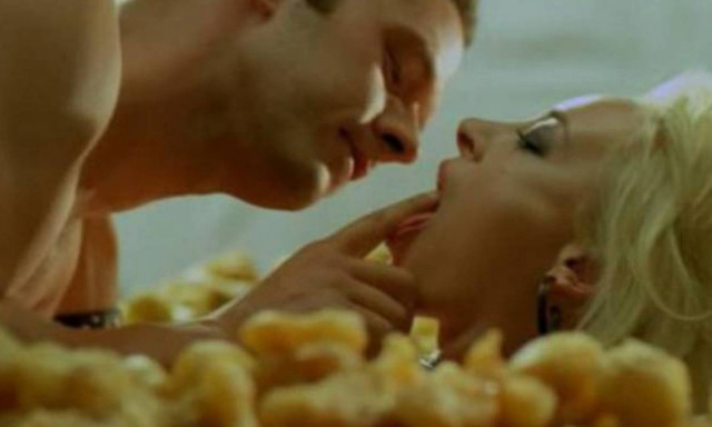 Όταν η Φαίη κυλιόταν… γυμνή μέσα στο μέλι! (video)