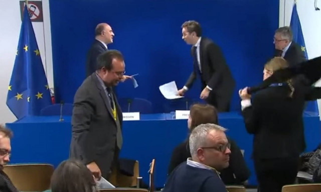 Ανοιχτά μικρόφωνα έβαλαν «φωτιές» - Ο κρυφός διάλογος Μοσκοβισί - Ντάισεμπλουμ για το ελληνικό χρέος