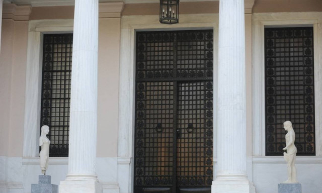 Καταγγελία «βόμβα»: Σύμβουλος της κυβέρνησης με αμοιβή 9.000 για… «δημόσιες σχέσεις»