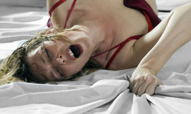 Σαρώνει η νέα τάση στο σεξ: Γυναίκες πληρώνουν ξένους για να… (video)