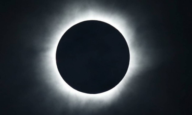 Απίστευτες φωτογραφίες από την ολική έκλειψη ηλίου (videos)