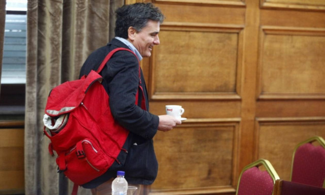 Η ατάκα του Τσακαλώτου για το κόκκινο σακίδιο