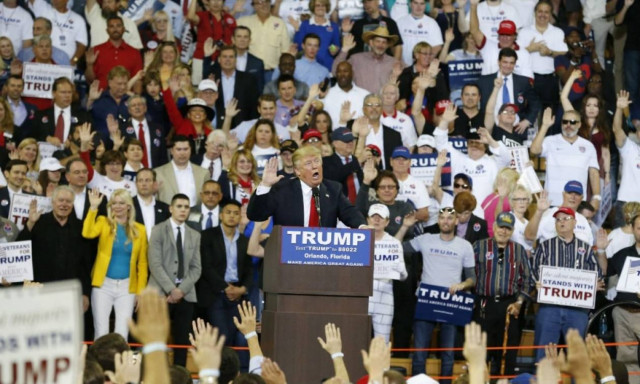 Σάλος από ναζιστικούς χαιρετισμούς σε συγκεντρώσεις του Ντόναλντ Τραμπ (vids)