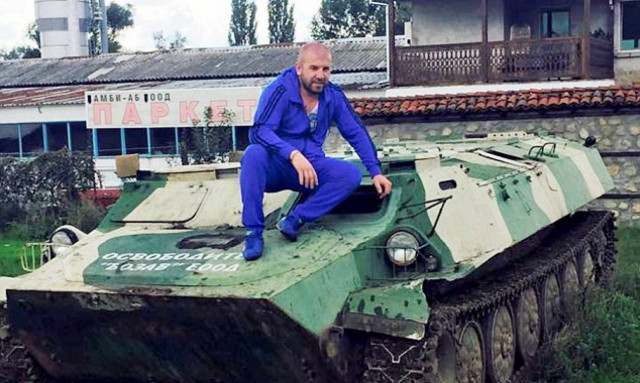 Ο εφιάλτης των μεταναστών: Βούλγαρος «κυνηγός» περιπολεί με τεθωρακισμένα στα σύνορα (vid)