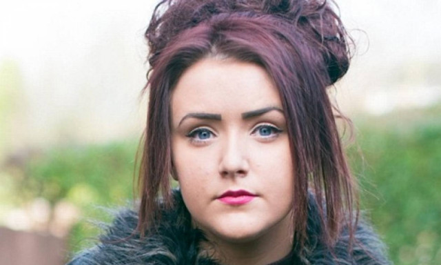 Το κορίτσι - βαμπίρ: Βγάζει αίμα από παντού στα καλά καθούμενα – Αντέχετε να το δείτε; (pics)