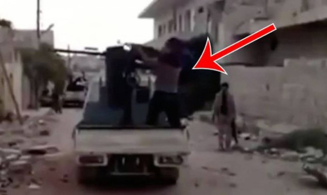 Ο τζιχαντιστής - περίγελος του διαδικτύου: Φώναζε «Αλλάχου Ακμπάρ» και… (video)