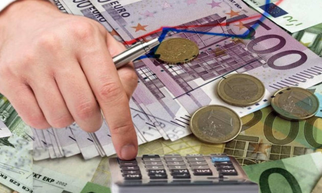 Νέες πιέσεις: Μάχη για το αφορολόγητο, αποκλίσεις παντού