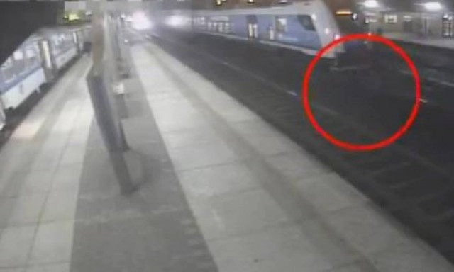 Σοκαριστικό βίντεο: Προσπάθησαν να διασχίσουν τις γραμμές και σώθηκαν από θαύμα