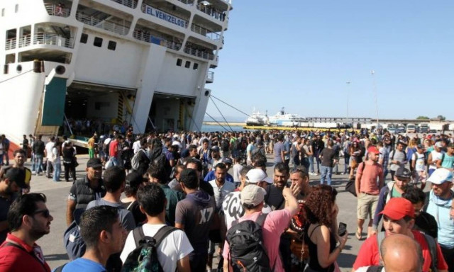 Associated Press: «Αδειάζουν» πέντε ελληνικά νησιά από πρόσφυγες πριν τη Σύνοδο Κορυφής