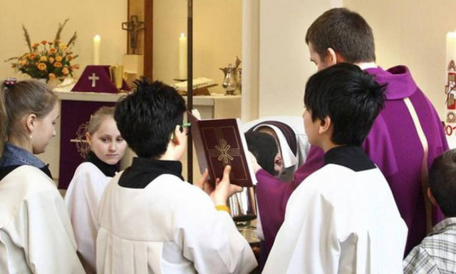 DW: Πρόσφυγες βαπτίζονται χριστιανοί στη Γερμανία