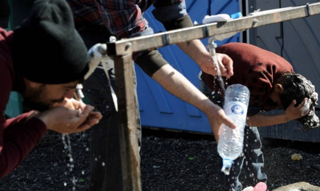 Αυτό είναι το φέιγ βολάν που μοιράζει η κυβέρνηση στους πρόσφυγες!