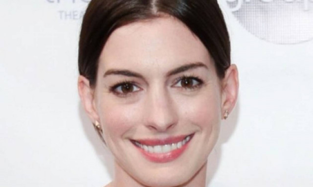 Anne Hathaway: Ρομαντική βόλτα με τον σύζυγο της λίγο πριν τον τοκετό